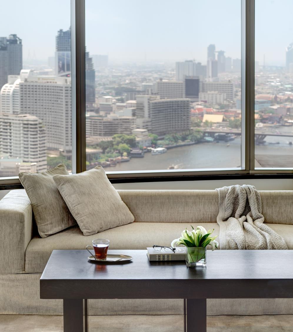 E X E C U T I V E L O U N G E Guests staying in Executive River View, River View Suite and Panoramic River Suite enjoy access to the Executive Lounge Located on the 31st Floor.