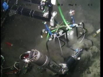 HPD approached to the burial hole which inside was treated by DOROTHY system in dive 1133 and deployed the observatory (serial number: SPKG-A060) at10:43.