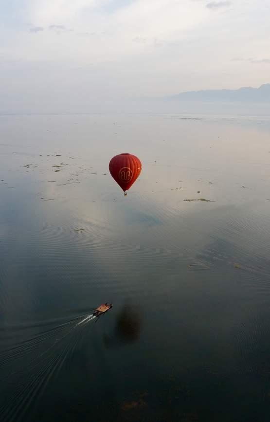Balloons over Inle offers daily early morning flights over the lake, in view of the Shan Yoma mountains and pagodas.