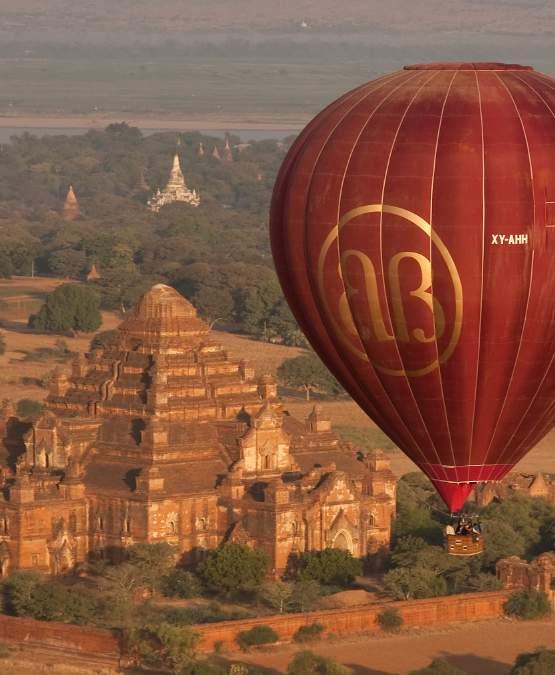 T H E P R O D U C T BALLOONS OVER BAGAN Enjoy a spectacular hot air balloon ride over the temples of Bagan CLASSIC BALLOON FLIGHT Your adventure starts with a short journey in one of our romantic