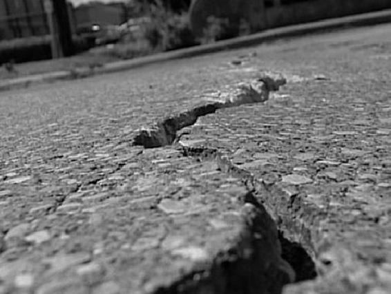(e) Cracks may appear in the surface of a road on a very hot and sunny day. (i) Explain why this happens.