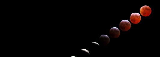 During the totality of a lunar eclipse, the Moon does not disappear completely, but it glows with a faint reddish (fig. 6).