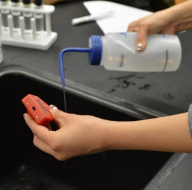 When preparing to take a ph measurement During the transfer: Rinse the electrode with a stream of deionized water.