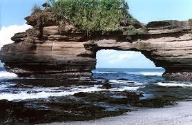 28. Which is the term used to describe the structure featured in this picture? a. sea arch b. sea bar c. sea cave d.