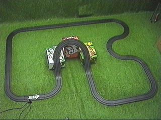 D. Example #3: color-based object recogitio I this example, we are iterested i differetiatig betwee two differet model cars as they race at high speeds alog a toy race track, as show i Figure below.