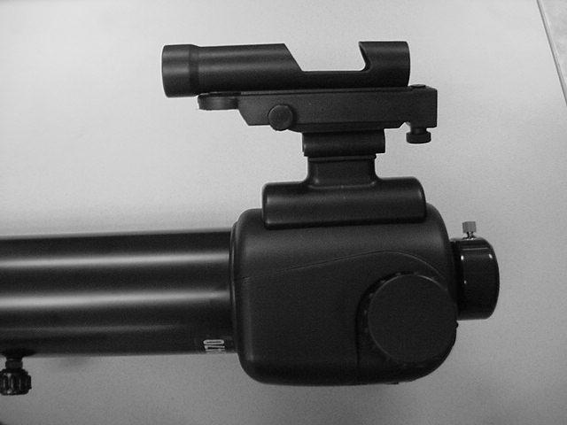 Plastic Insert Adjustment Wheels Aligning and Using Red Dot Finderscope Remove plastic insert on bottom side of finderscope to allow battery to make connection with battery contact for power.