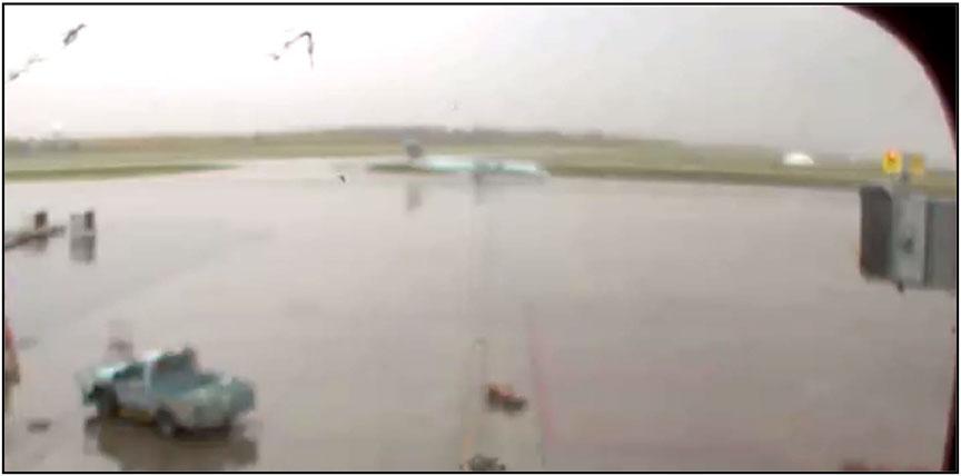 Note that the aircraft is creating a plume of water during the landing roll. Figure 7. Weather conditions over Runway 24R at 1232:23 (Source: Aéroports de Montréal) Figure 8.