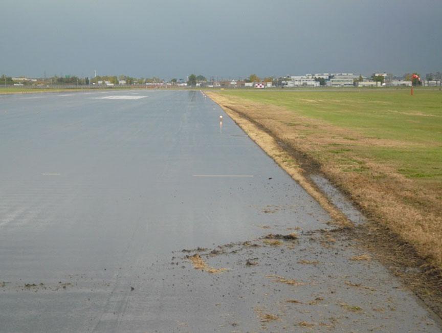28 Transportation Safety Board of Canada Before touching down, the right rear tire of the left main gear (No. 6 tire) struck a first runway edge light 1538 feet from the threshold.