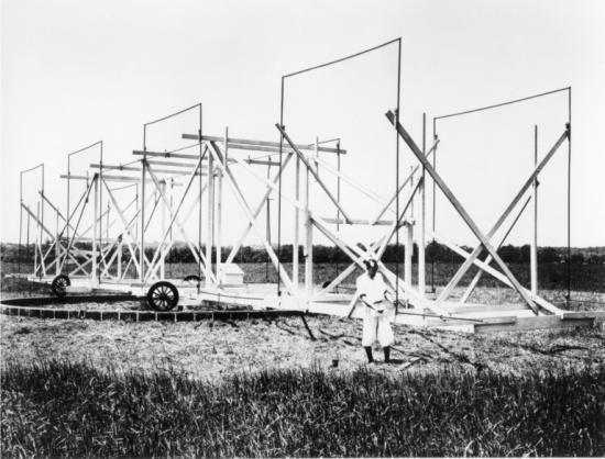 Karl Jansky and his rotating antenna in New Jersey (1928). Courtesy of NRAO/AUI.