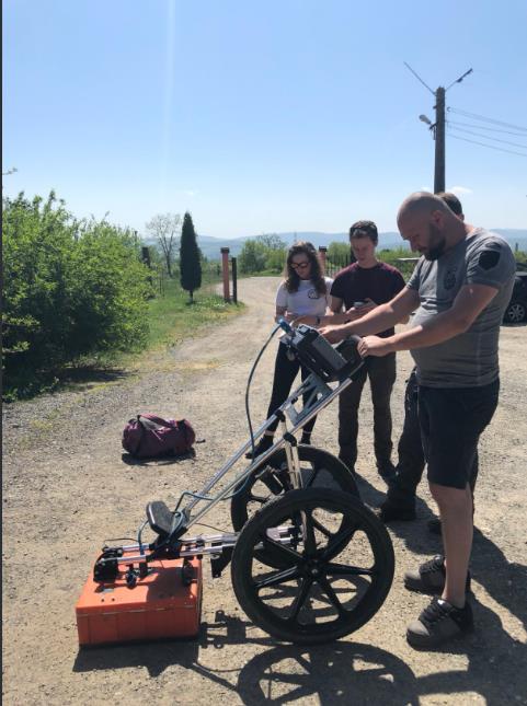 In the afternoon the Belevion team lead a short trip showcasing the geological and cultural aspects of the South Metaliferi Monuntains. Left: Ground-penetrating radar demonstration.