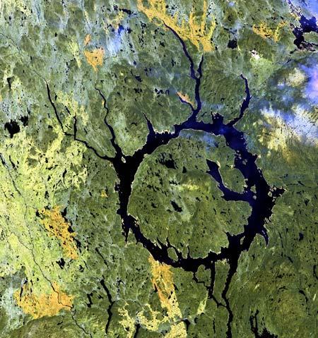 Manicouagan Crater in Quebec, Canada 100 km wide Earth s