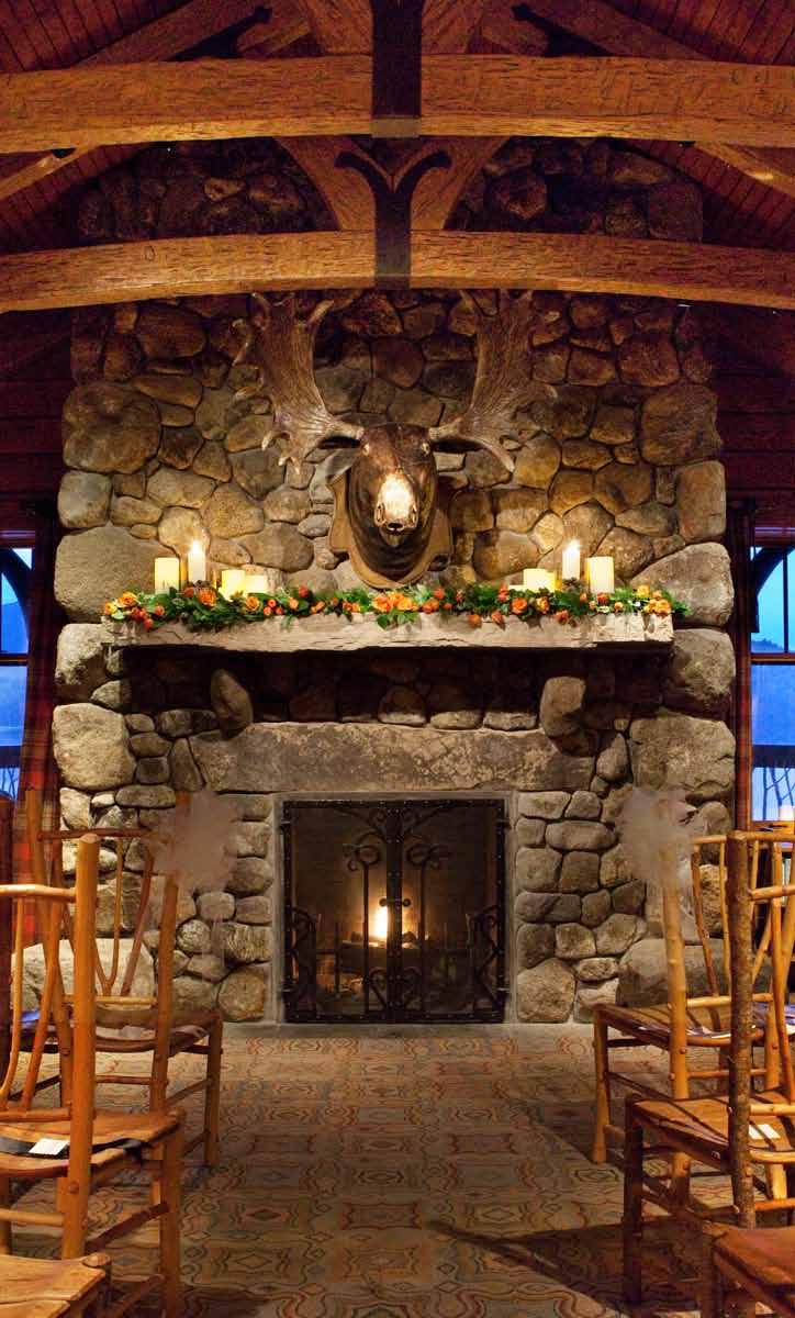 Accommodates up to 12 seated guests C E R E M O N Y F E E $500 the M O O S E R O O M The Moose Room is a great spot for a winter ceremony.
