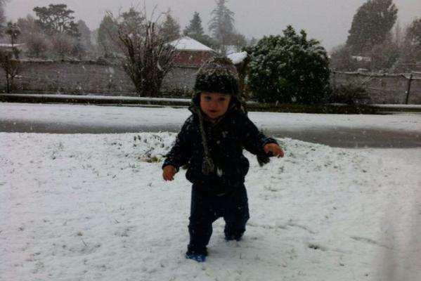 Meteorological Society of New Zealand Newsletter #134 Sep 2013 - Page 45 Casey Macaulay Little Angus Macaulay plays in Oxford's snow.