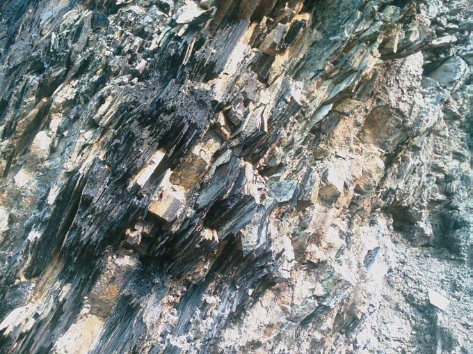 lacustrine deposit, which has an obvious shaly structure, with a loose texture and blackish-brown color. The oil yield of Daqing and Yan an oil shales is 15.02 and 7.85%, respectively.