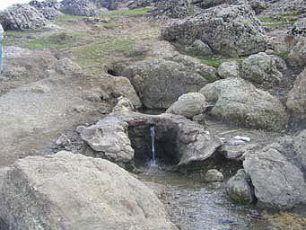 The streams become completely dry during periods of no rainfall.